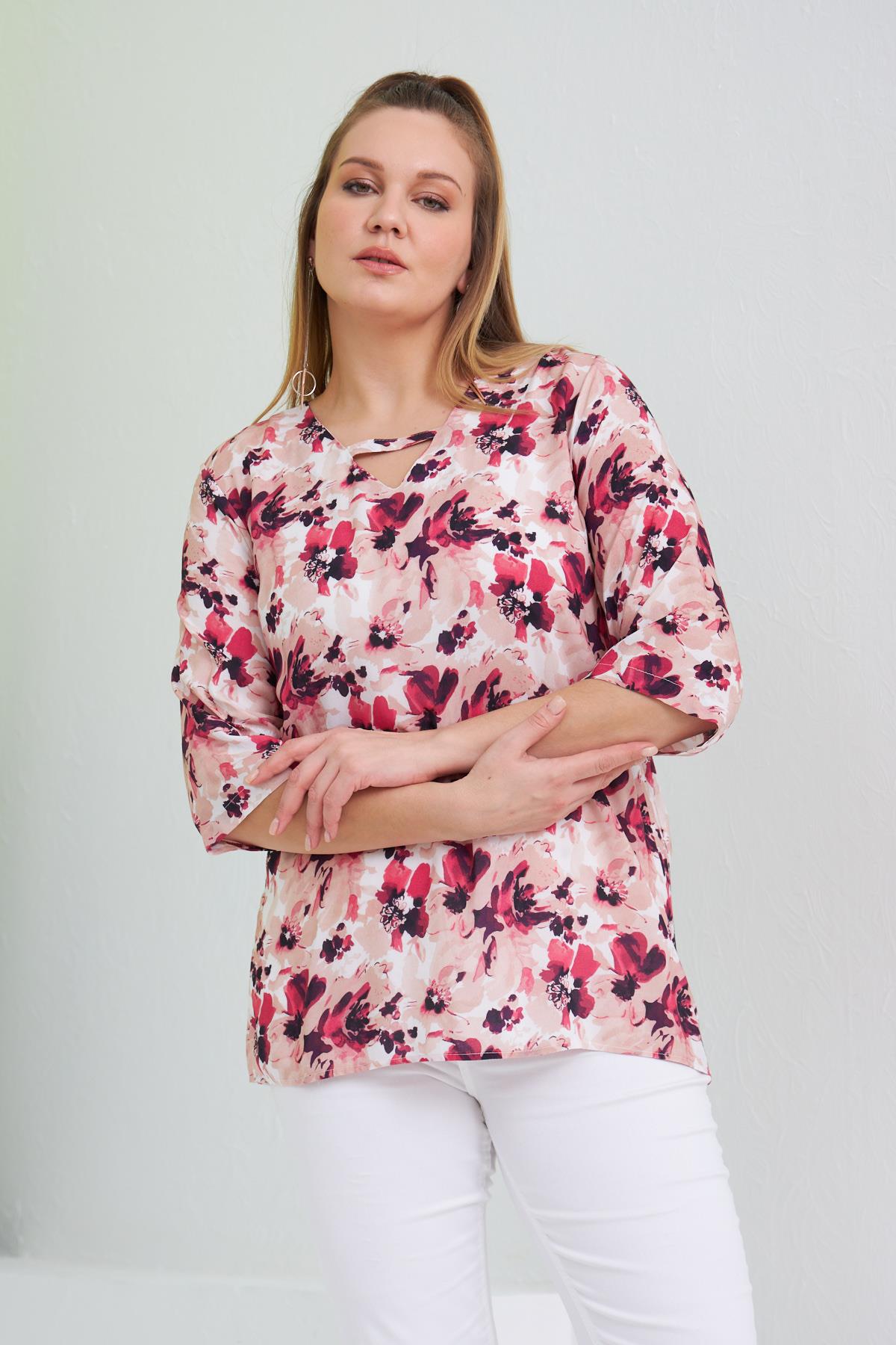 Yaka Detaylı Çiçek Desenli Büyük Beden Pudra Bluz