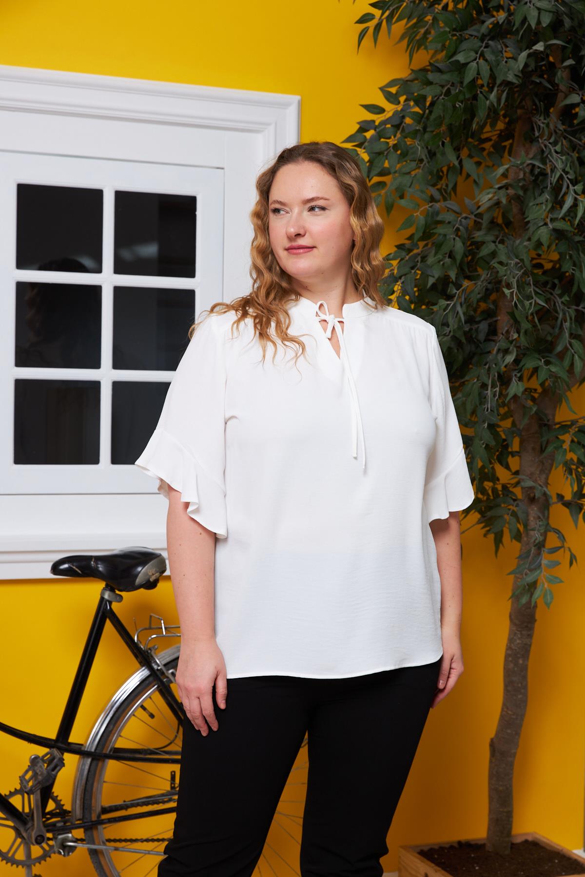 Yaka Bağcık Detaylı Büyük Beden Bluz Ekru