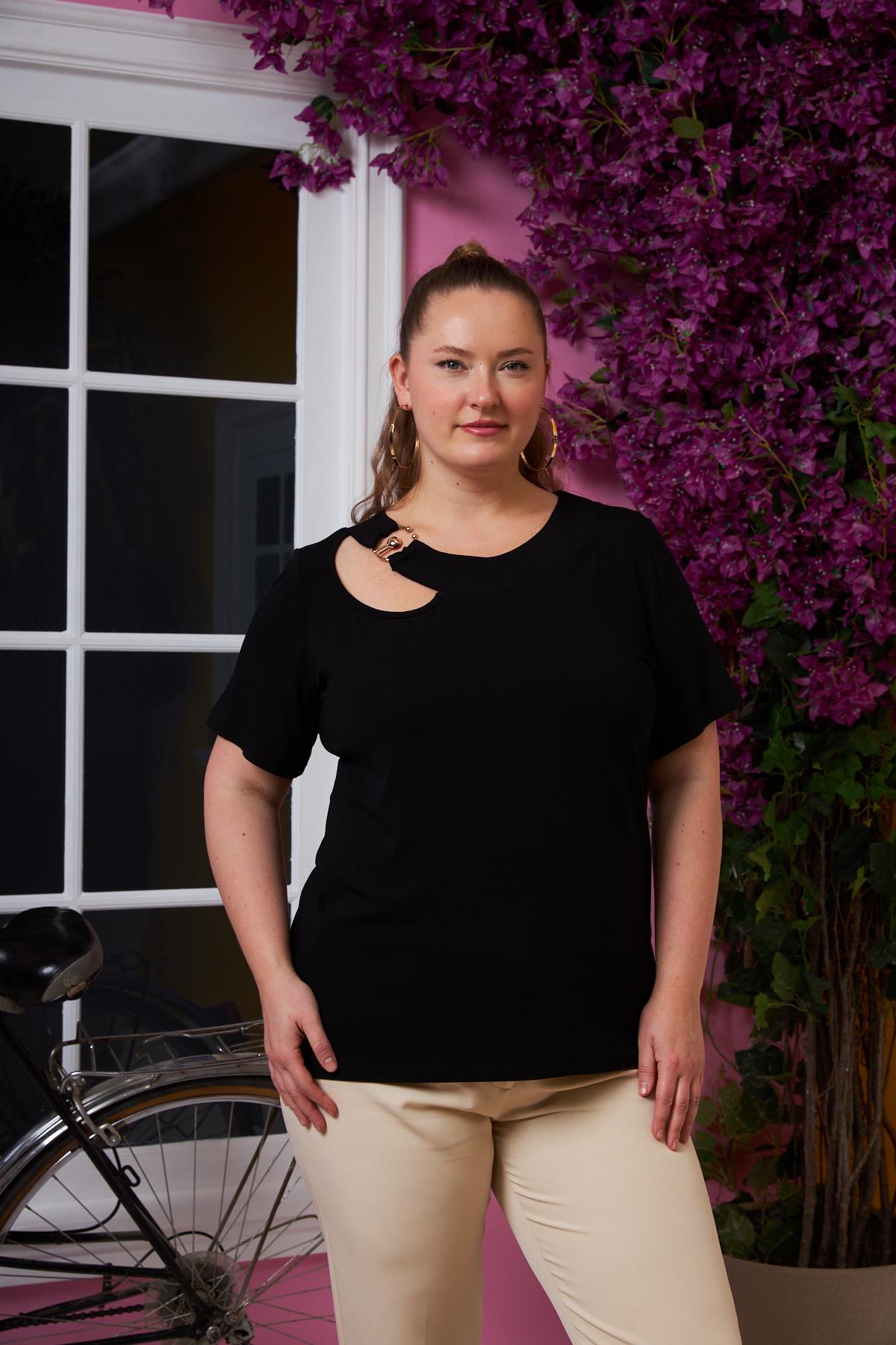 Yaka Halka Detaylı Büyük Beden Tişört Siyah