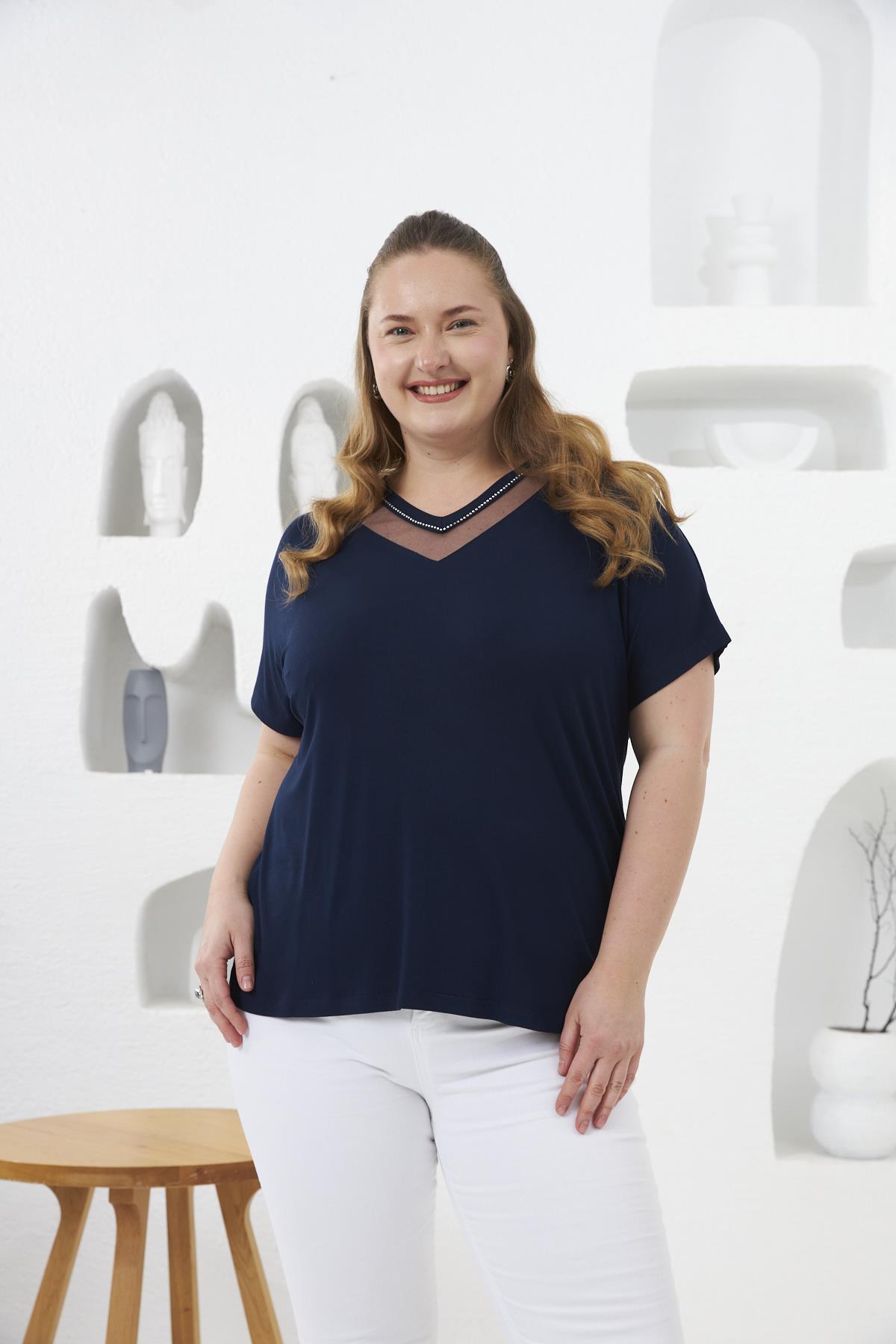 Yaka Tül Ve Taş Detaylı Büyük Beden Tişört Lacivert