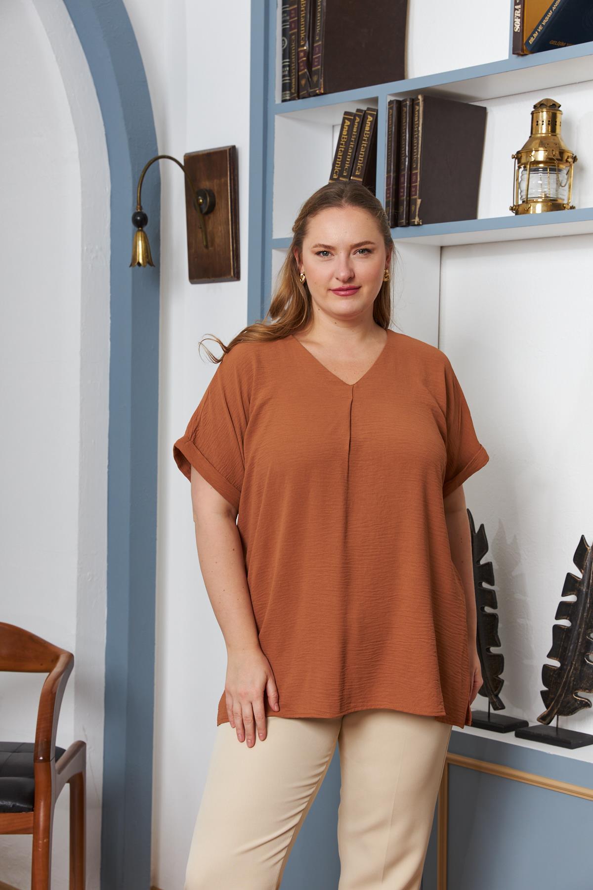 Yaka ve Kol Detaylı Yırtmaçlı Büyük Beden Bluz Camel