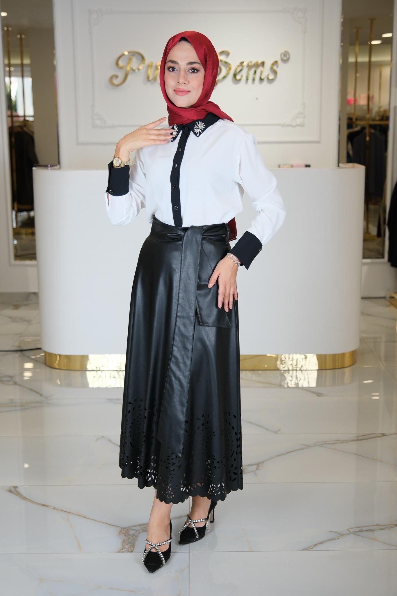 YAKASI TAŞ İŞLEMELİ ENKÜRÜSTELİ GÖMLEK