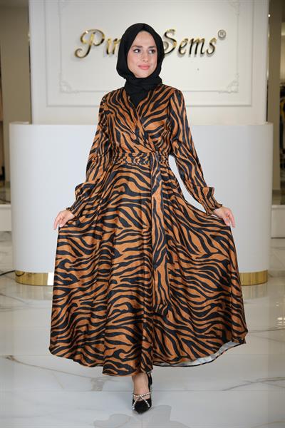 VOLANLI UZUN ZEBRA DESEN ELBİSE TARÇIN
