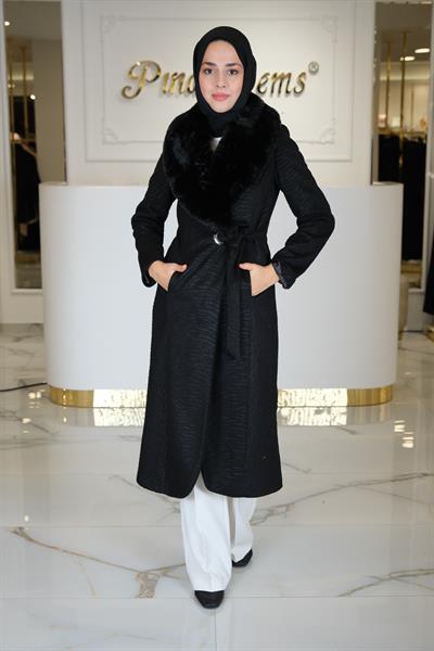YAKA KÜRKLÜ KENDİNDEN DESENLİ KABAN  SIYAH