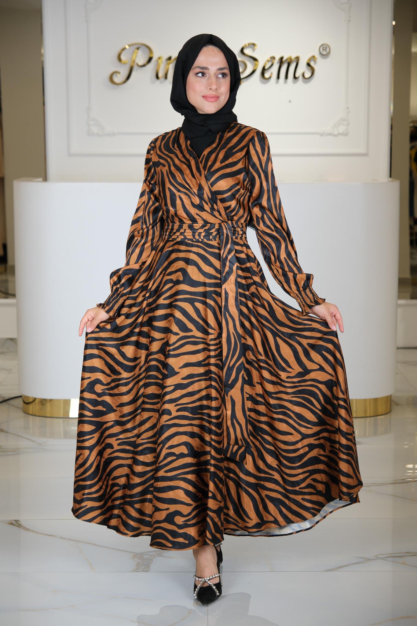 VOLANLI UZUN ZEBRA DESEN ELBİSE TARÇIN