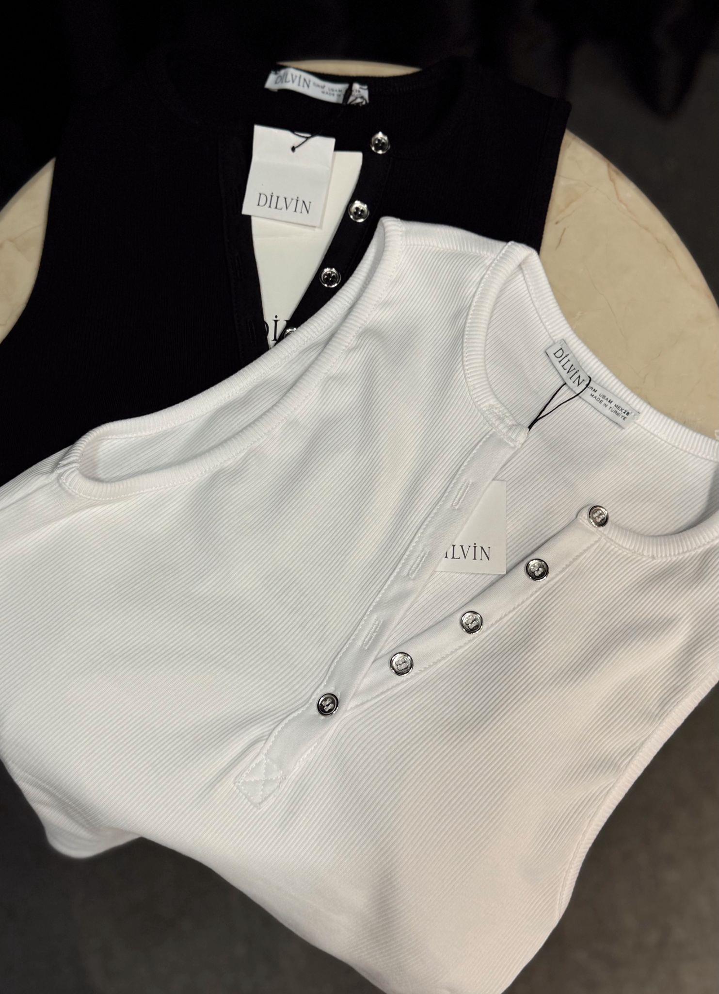 DİLVİN ÖNDEN DÜĞMELİ CROP TOP SİYAH
