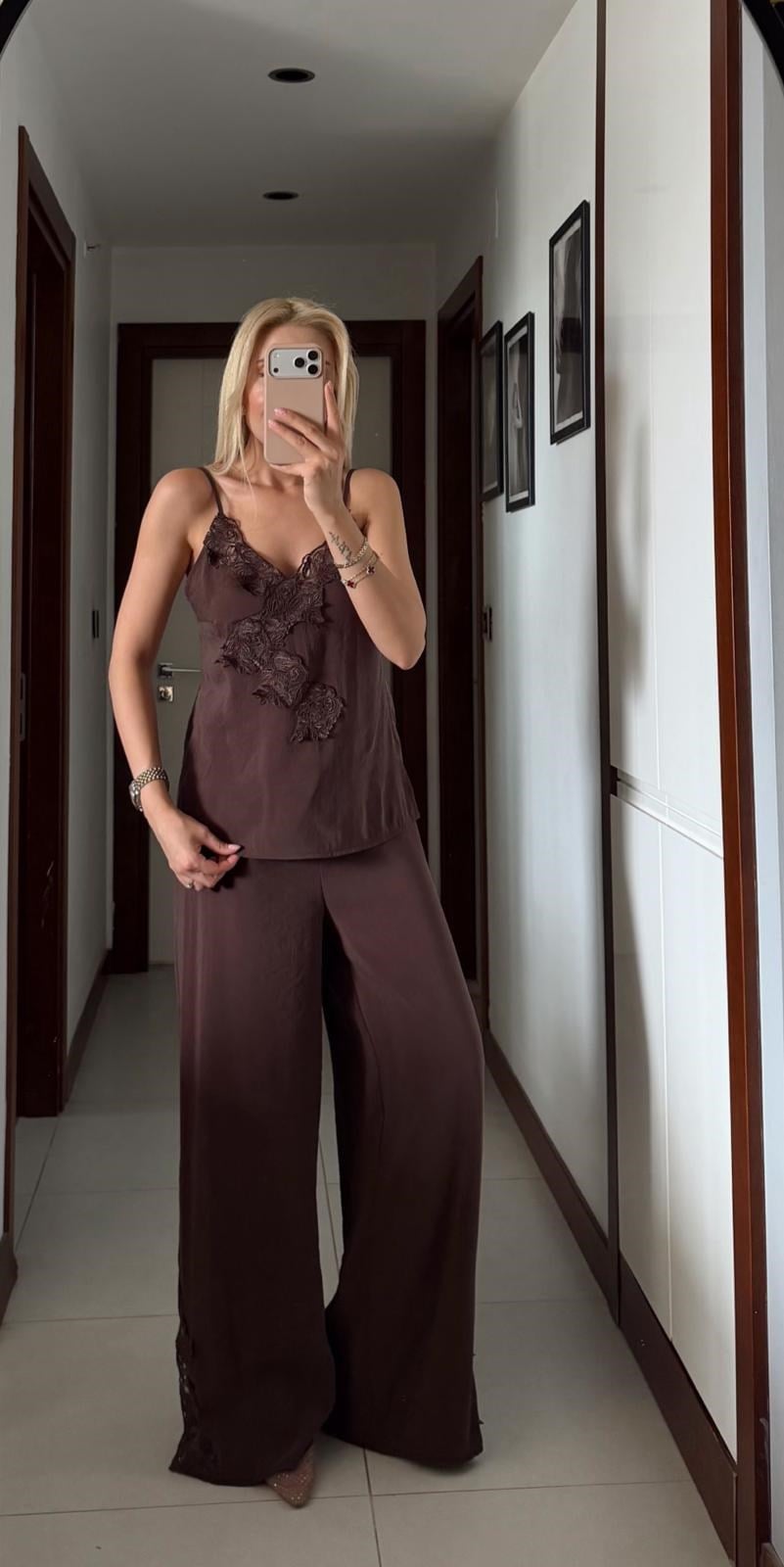 KAHVE DANTEL DETAY ASKILI BLUZ PANTOLON TAKIM