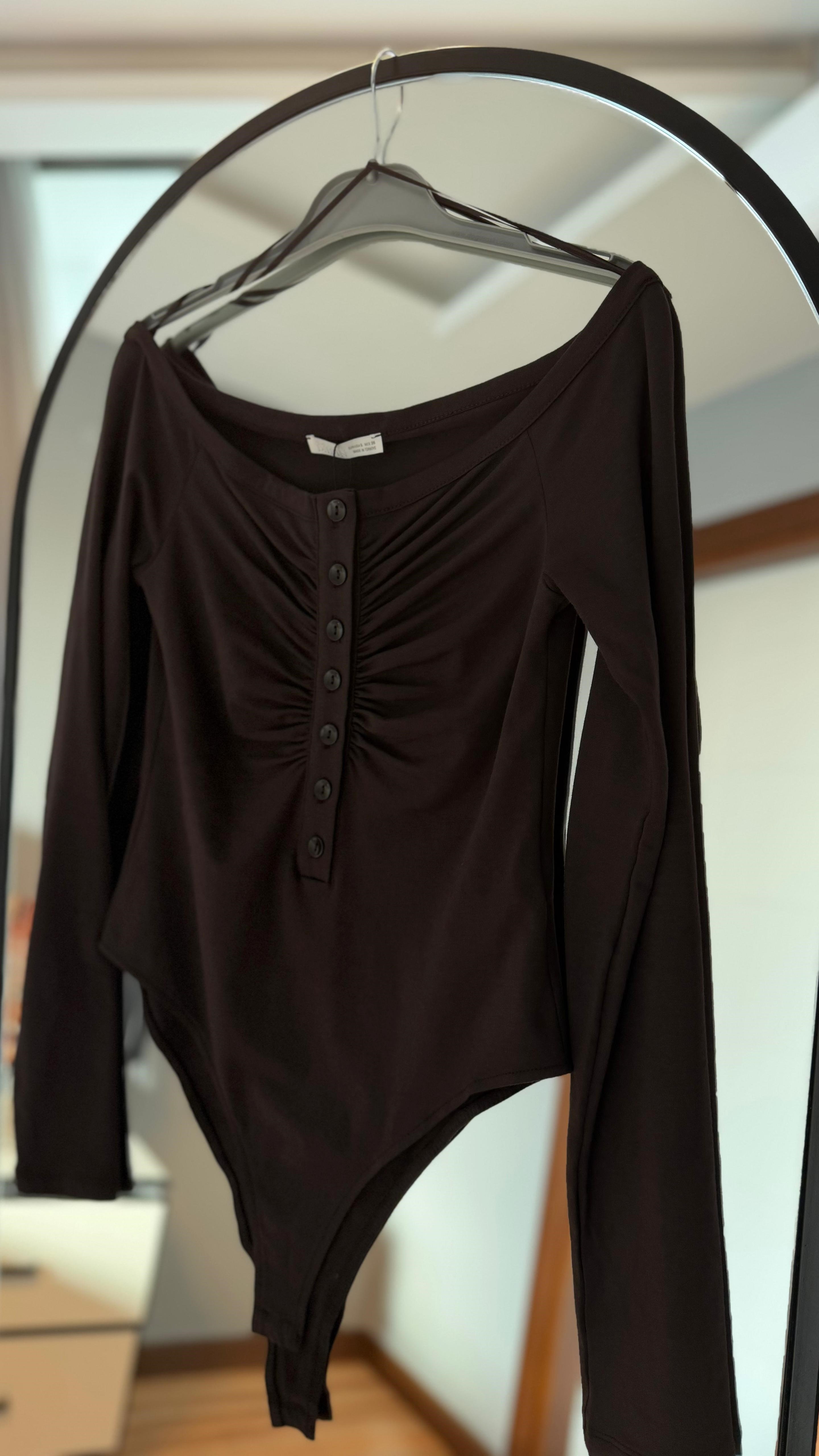 KAHVE DİLVİN DÜĞME DETAYLI BÜZGÜLÜ BODYSUİT