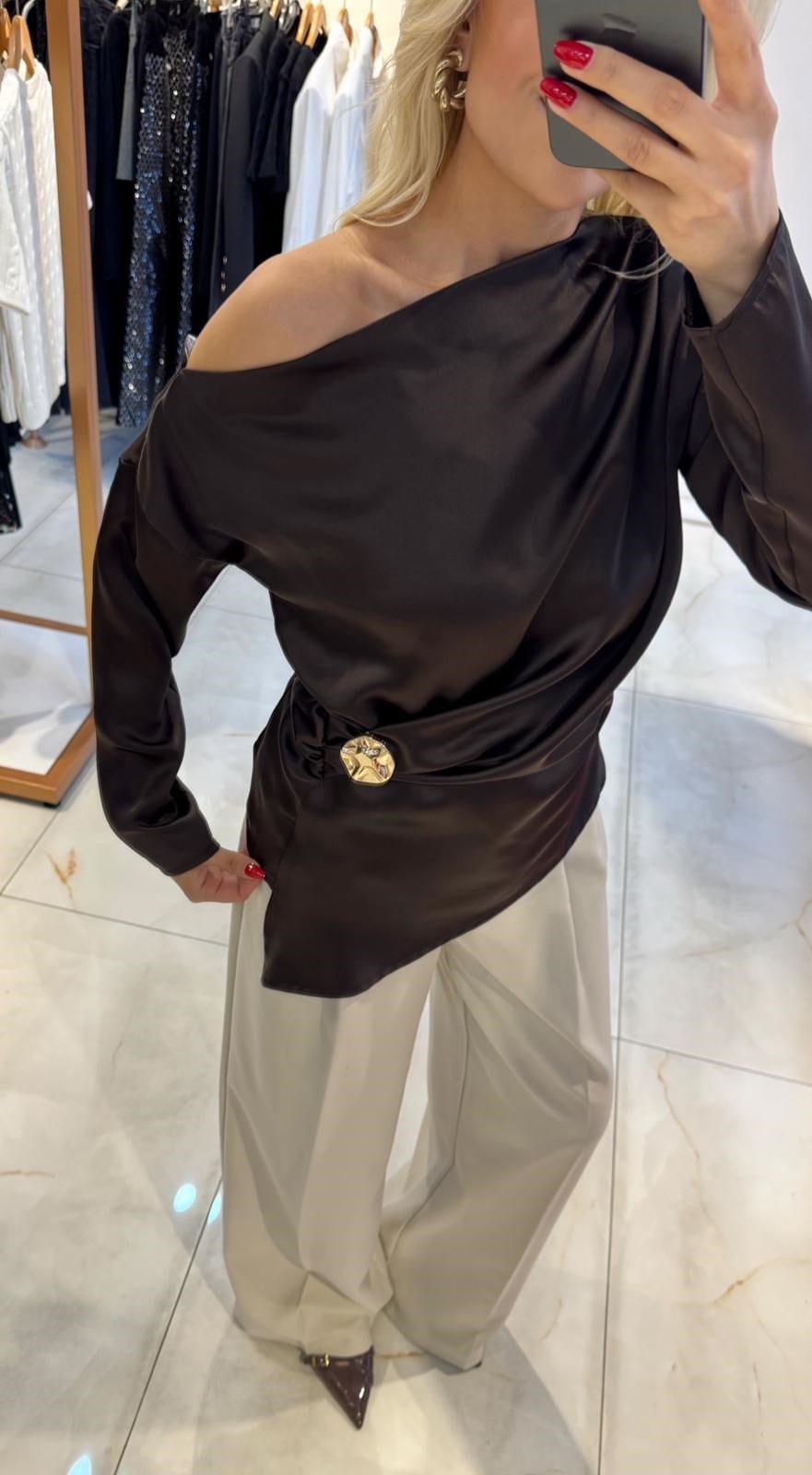 KAHVE SATEN DÜŞÜK OMUZ GOLD TOKALI BLUZ