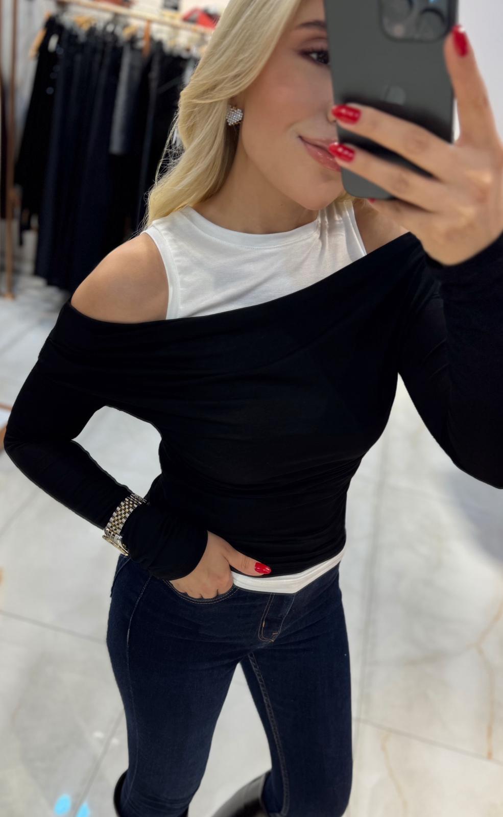 SİYAH ATLET DETAYLI ASİMETRİK BLUZ