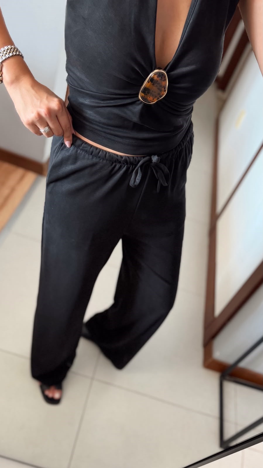 SİYAH GOLD BROŞLU BLUZ PANTOLON TAKIM