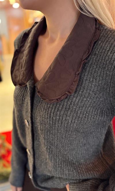 ANTRASİT YAKASI KAPİTONE DETAYLI HIRKA