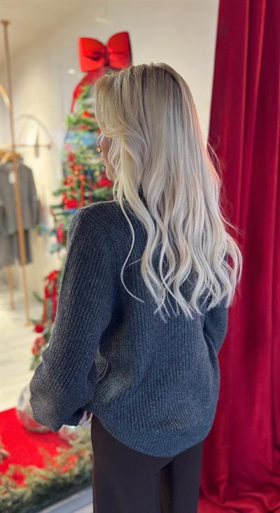 ANTRASİT YAKASI KAPİTONE DETAYLI HIRKA