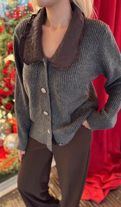 ANTRASİT YAKASI KAPİTONE DETAYLI HIRKA