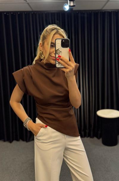 ASİMETRİK VATKALI BLUZ KAHVE