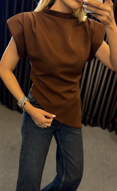ASİMETRİK VATKALI BLUZ KAHVE