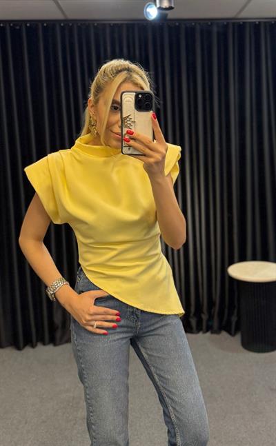 ASİMETRİK VATKALI BLUZ SARI