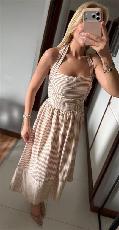 BEJ ÇİZGİLİ ÖNÜ BÜZGÜLÜ ELBİSE
