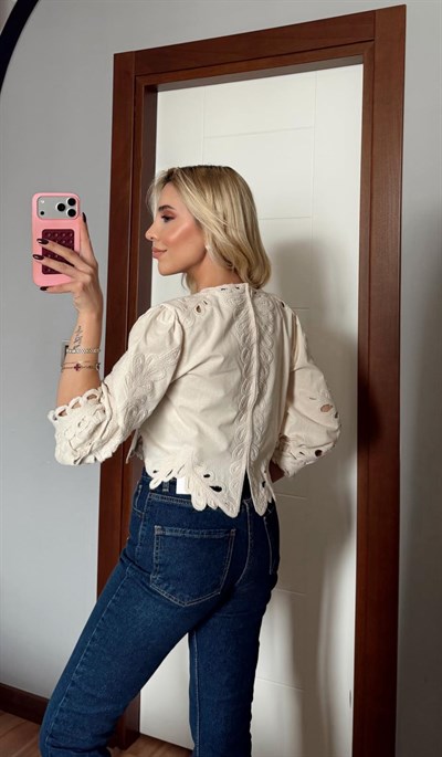 BEJ NAKIŞ DETAYLI SIRTI FERMUARLI BLUZ