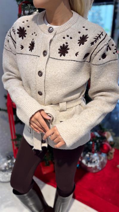 BEJ NAKIŞLI ÇİÇEKLİ KEMERLİ HIRKA