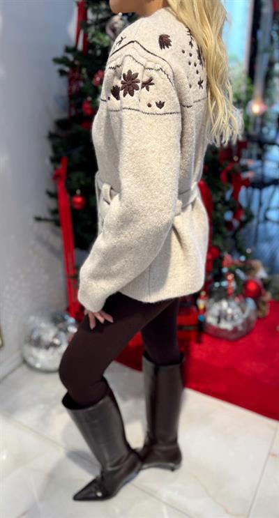 BEJ NAKIŞLI ÇİÇEKLİ KEMERLİ HIRKA