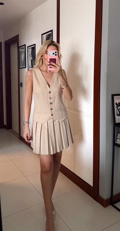 BEJ TAKIM GÖRÜNÜMLÜ YELEKLİ ELBİSE