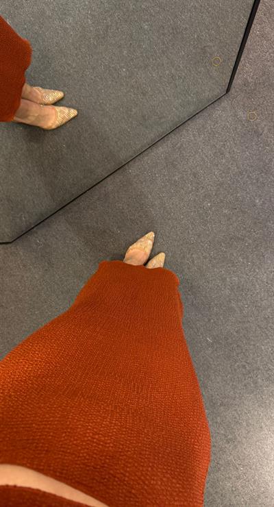 BEL DEKOLTELİ DOKULU MİDİ ELBİSE KİREMİT