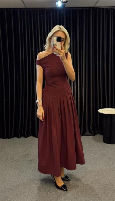 BEL DETAYLI DÜŞÜK YAKA PİLELİ ELBİSE  BORDO