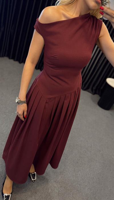 BEL DETAYLI DÜŞÜK YAKA PİLELİ ELBİSE  BORDO