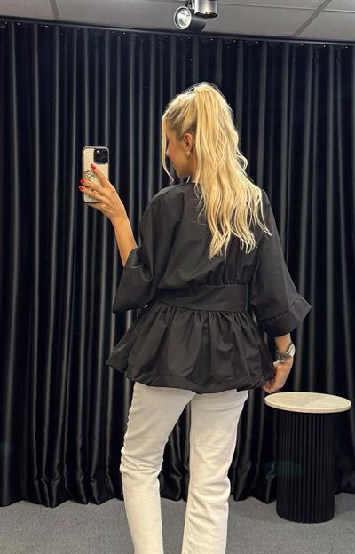 BELİ ŞERİTLİ TASARIM BLUZ SİYAH