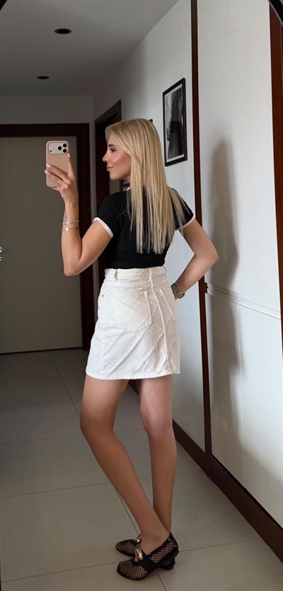 BEYAZ NAKIŞ DETAYLI DENİM ETEK