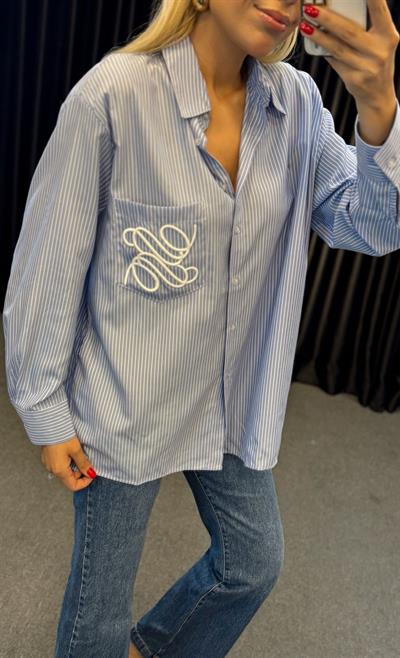 CEP KISMI NAKIŞ DETAYLI ÇİZGİLİ GÖMLEK AÇIK MAVİ