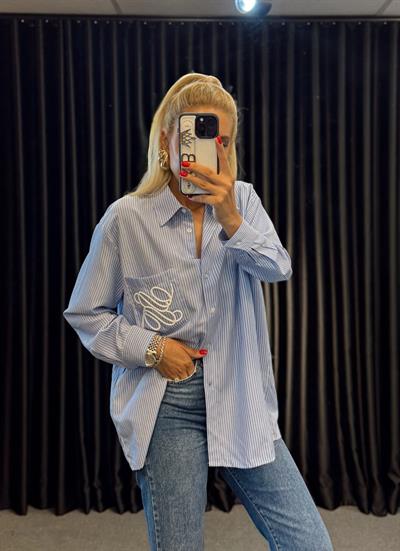 CEP KISMI NAKIŞ DETAYLI ÇİZGİLİ GÖMLEK AÇIK MAVİ