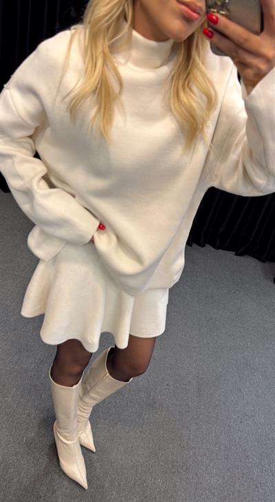 DİK YAKA ETEKLİ TRİKO TAKIM EKRU