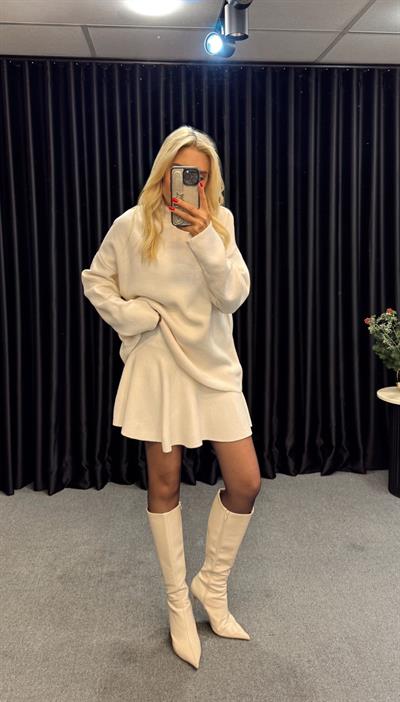 DİK YAKA ETEKLİ TRİKO TAKIM EKRU