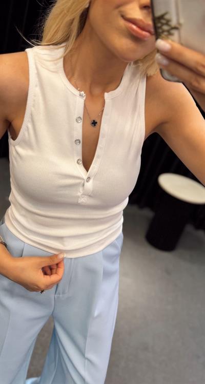 DİLVİN ÖNDEN DÜĞMELİ CROP TOP BEYAZ