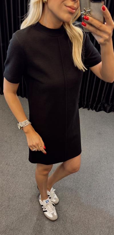 DİLVİN ORTASI DİKİŞ DETAYLI TRİKO ELBİSE SİYAH