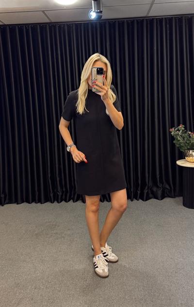 DİLVİN ORTASI DİKİŞ DETAYLI TRİKO ELBİSE SİYAH