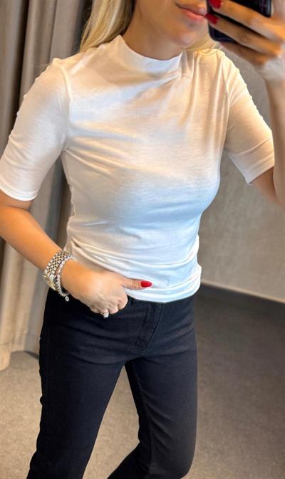 DİLVİN YÜKSEK YAKALI TSHİRT BEYAZ