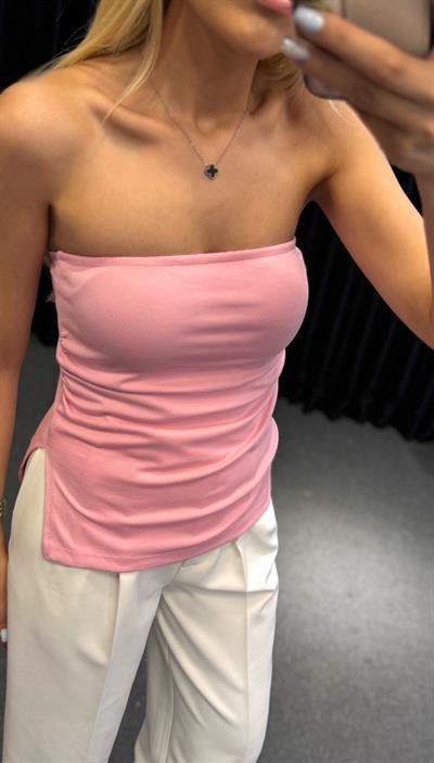 DRAPELİ YANI YIRTMAÇLI STRAPLEZ BLUZ PEMBE