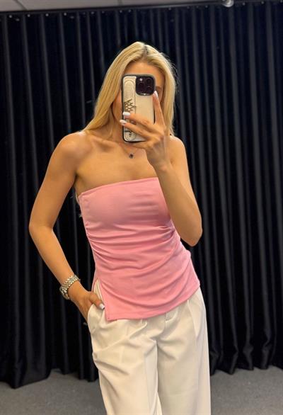 DRAPELİ YANI YIRTMAÇLI STRAPLEZ BLUZ PEMBE