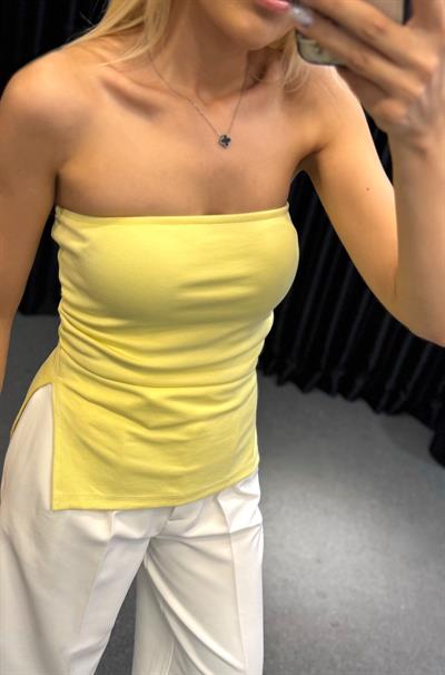 DRAPELİ YANI YIRTMAÇLI STRAPLEZ BLUZ SARI