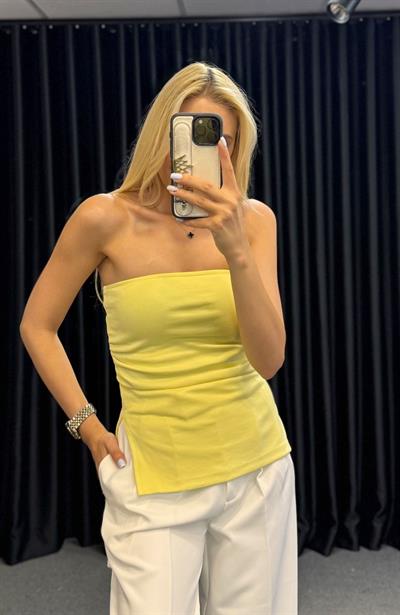 DRAPELİ YANI YIRTMAÇLI STRAPLEZ BLUZ SARI