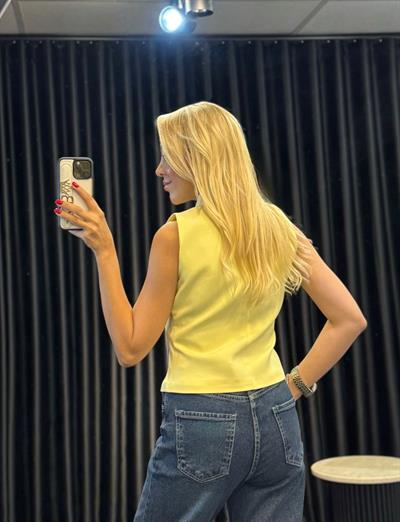 DÜĞME DETAYLI YELEK SARI