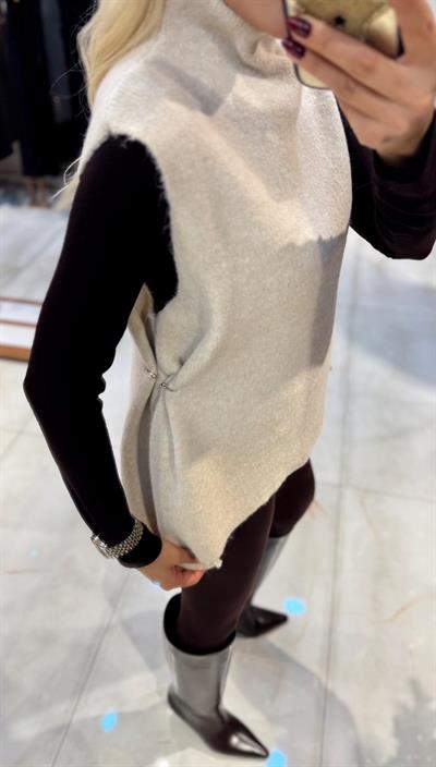 EKRU AKSESUAR DETAYLI DİK YAKA SUVETER