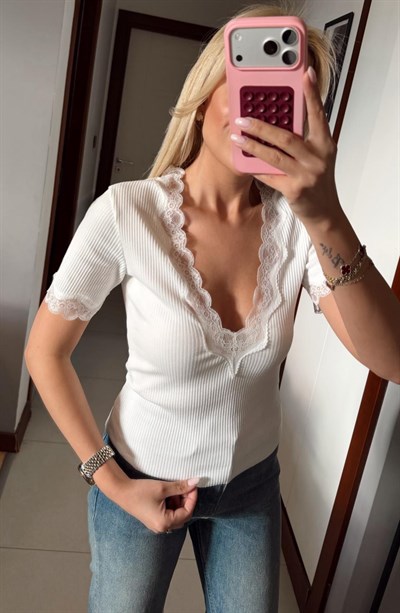 EKRU FİTİLLİ V YAKA DANTELLİ BLUZ
