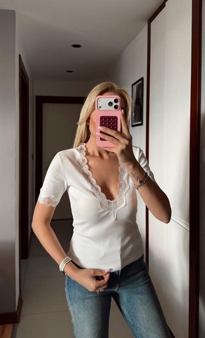 EKRU FİTİLLİ V YAKA DANTELLİ BLUZ