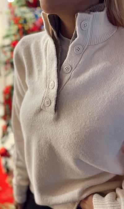 EKRU İKİ PATLI DÜĞMELİ KAZAK