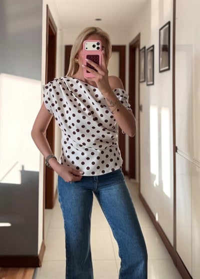 EKRU KAHVE PUANTİYELİ DRAPELİ BLUZ