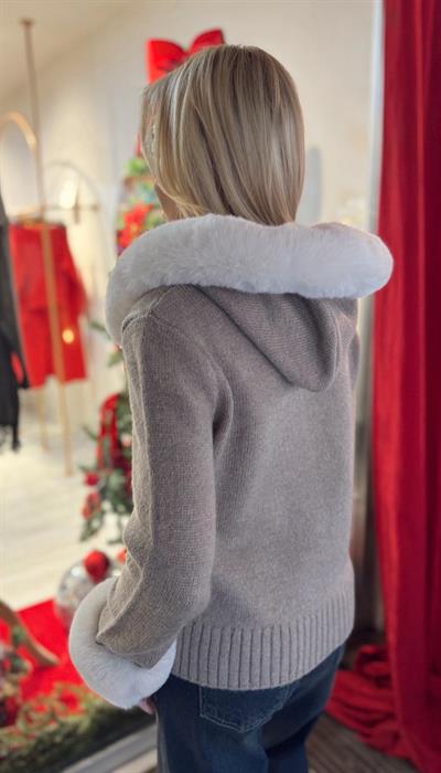 EKRU KAPŞONLU KÜRK DETAYLI HIRKA